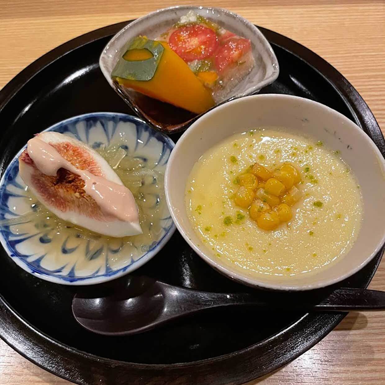 大阪・島之内の和食『酒菜屋 なないろ』２つめのお通しのトウモロコシの茶碗蒸し、イチヂクと素麺南瓜、鱧の子と野菜ゼリー酢。