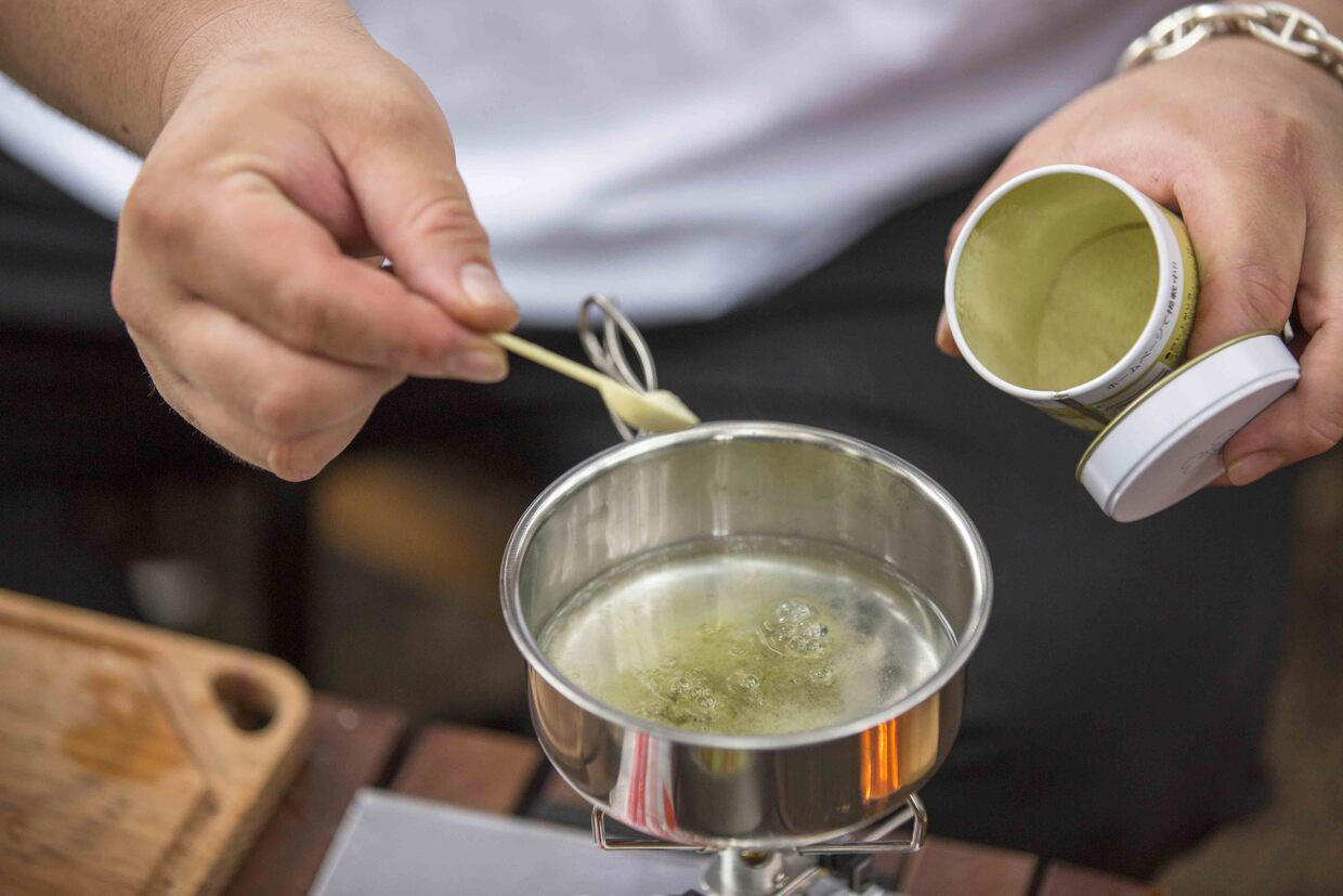 神戸『ル・ブージー』小林元気「鯖と梅の炊き込み飯」昆布茶粉末の簡単だしで締めのだし茶漬けを