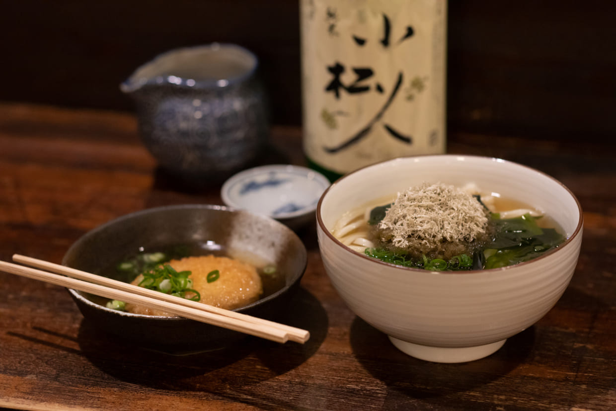 白昆布うどん、おでんコロッケ、日本酒「小松人」。