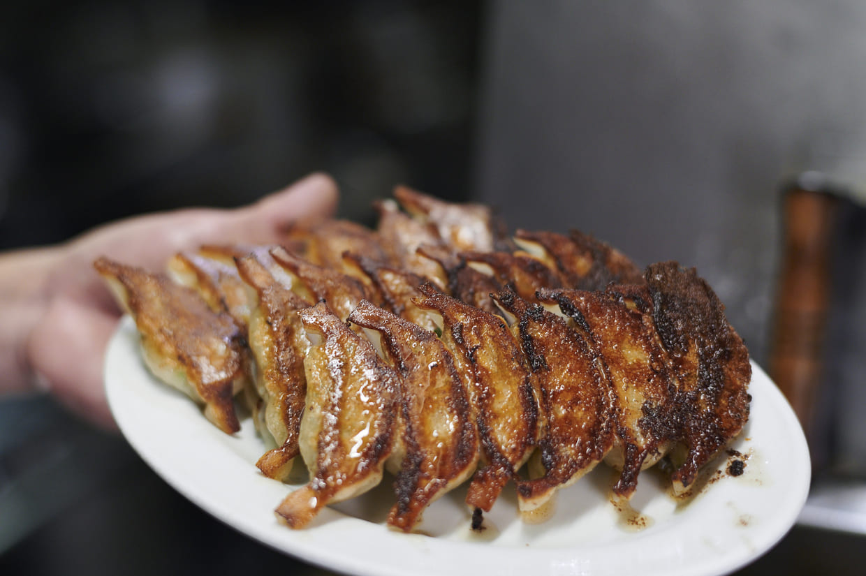 京都『マルシン飯店』焼きあがった餃子