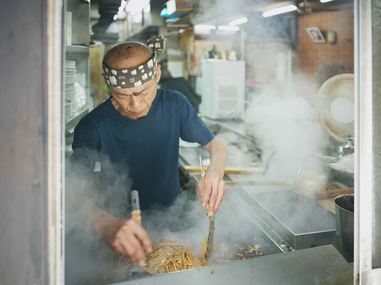 焼きそばを焼く