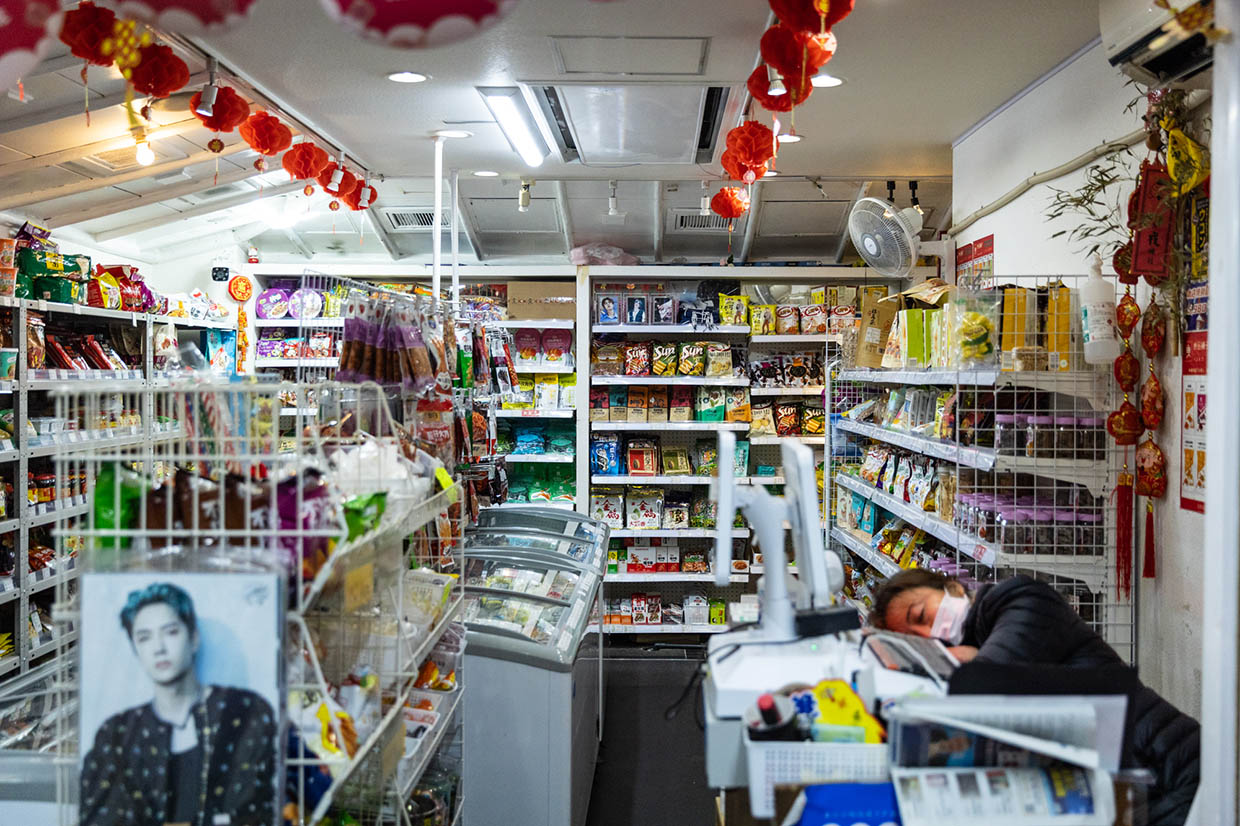 寝てる店員さん全景