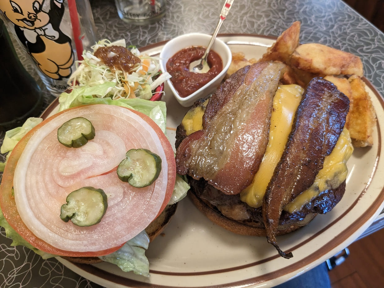 上下に分けておかれたハンバーガーとポテトなど