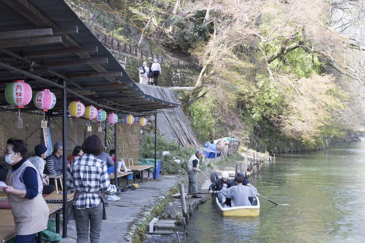 琴ヶ瀬茶屋までボートを漕ぐ