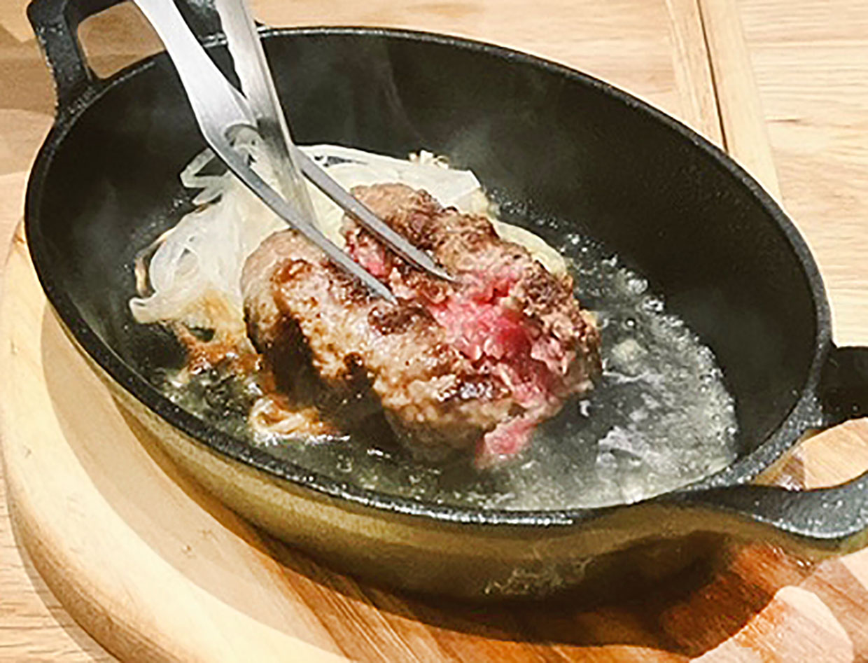 goodgoodmeatのハンバーグを切る