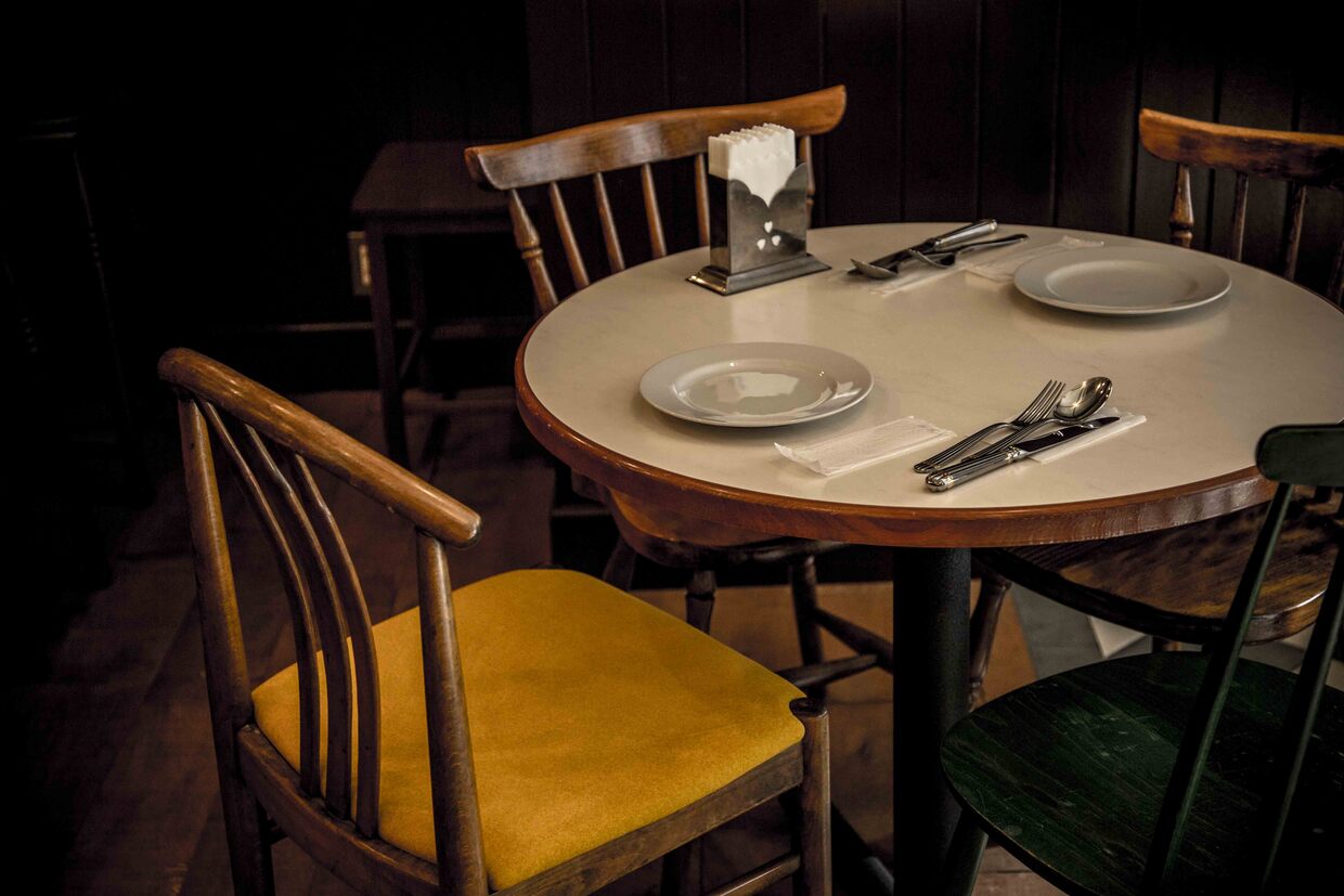 「洋食パリス」のテーブル