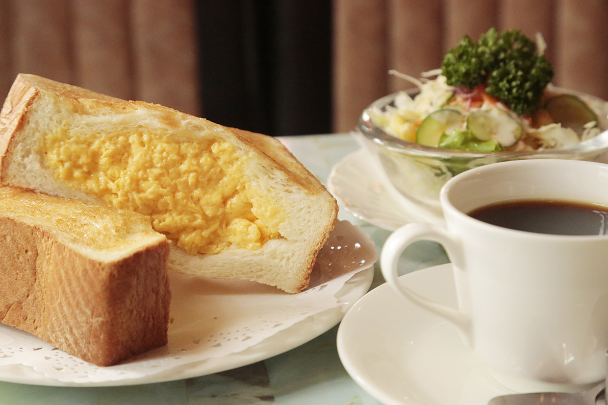 「喫茶フルール」のモーニングBセットのエッグトースト