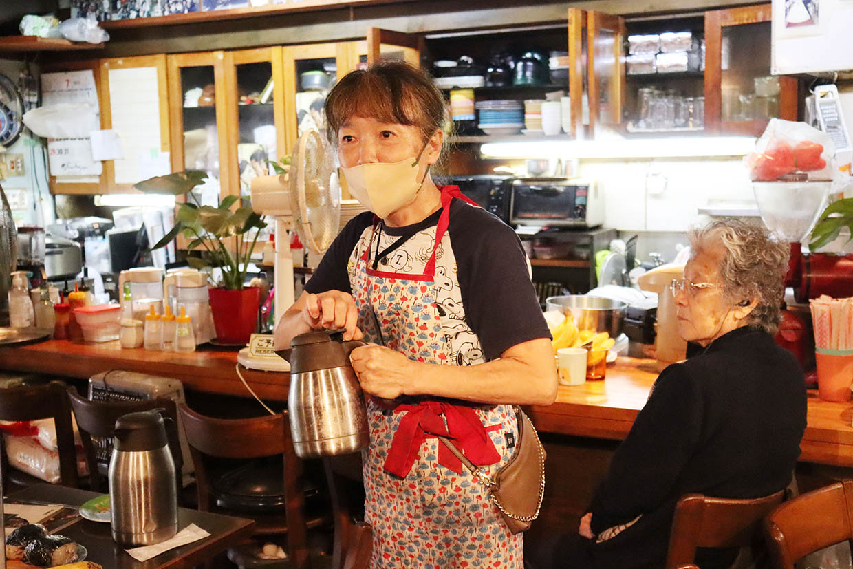 「喫茶Y」の貴島千里さんと常連客