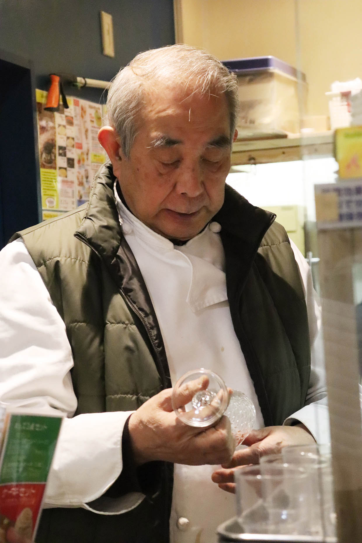 「茶房にちりん」の店主荒井徹治さん