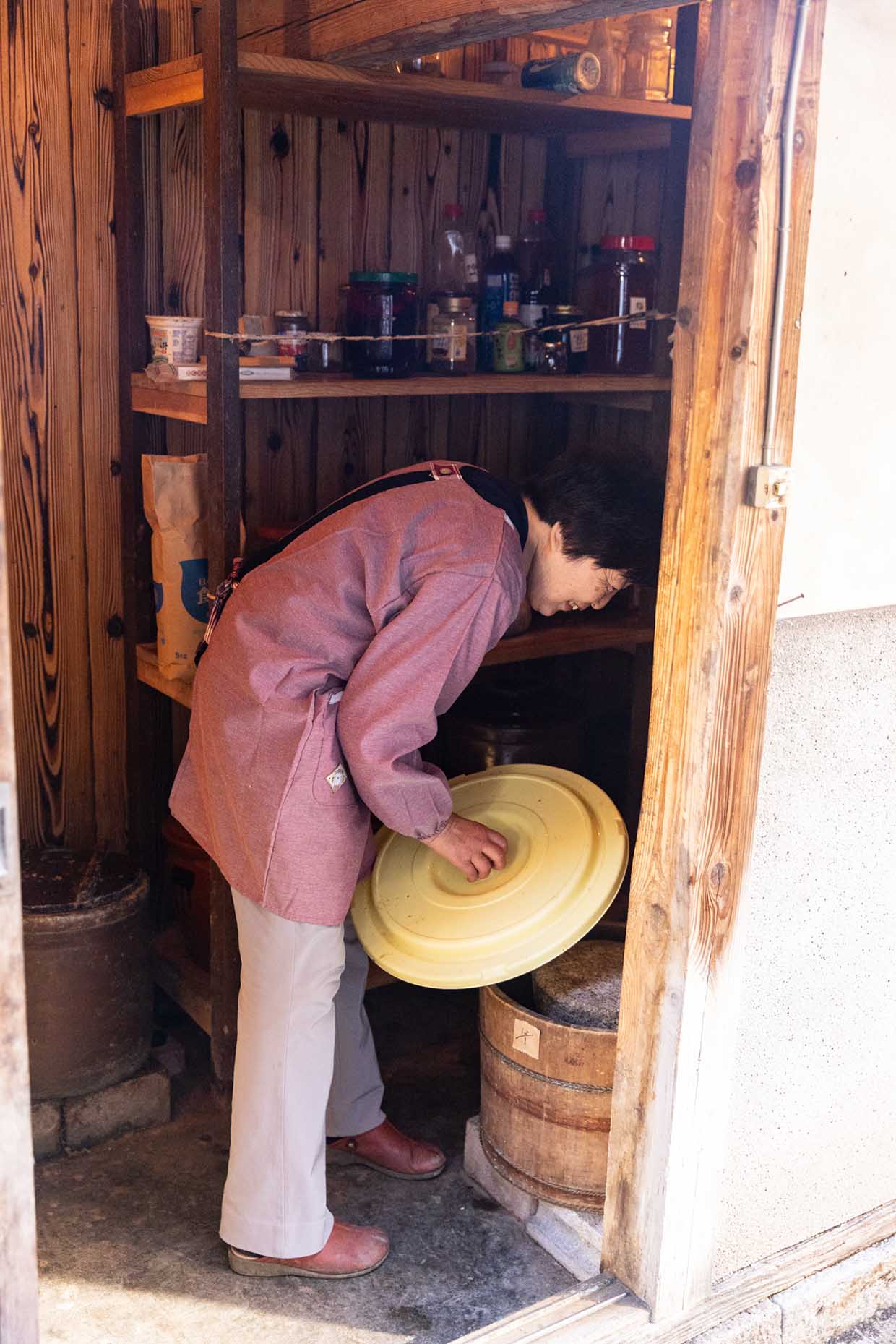 「いわね書店」の漬物小屋