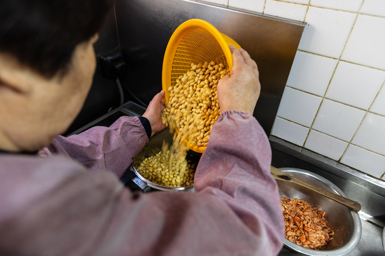 「いわね書店」のえび豆調理風景