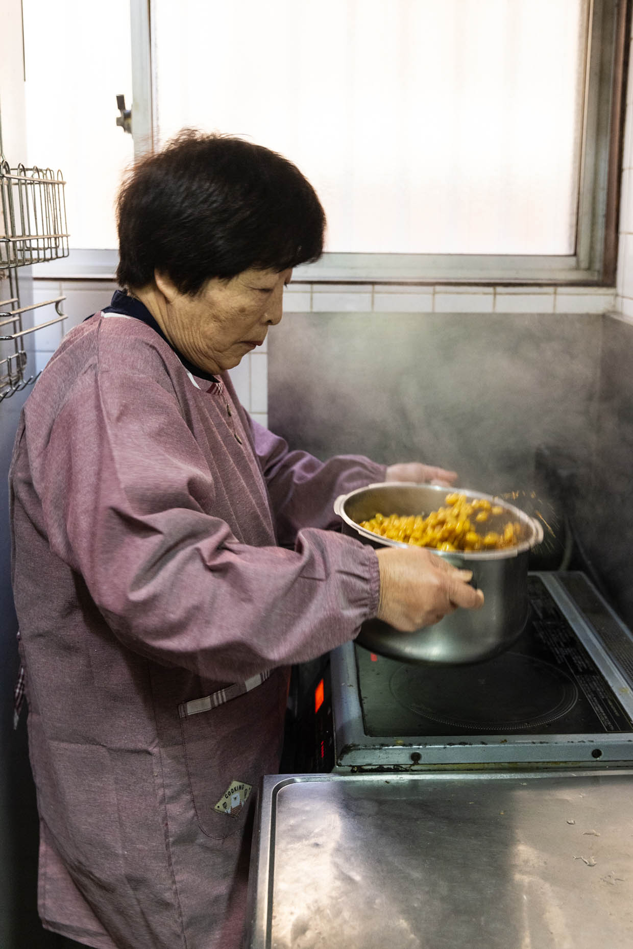 「いわね書店」のえび豆調理風景