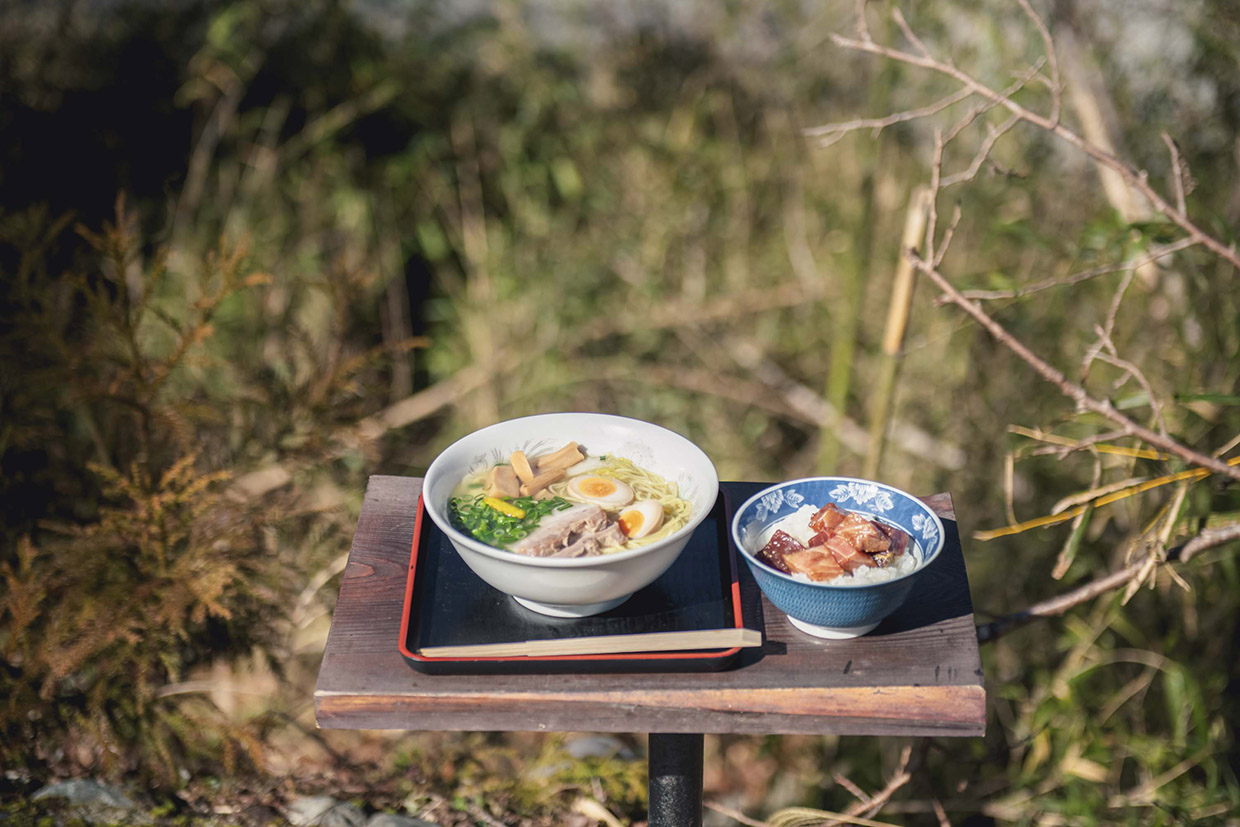 「ラーメン河」のラーメンとマグロ丼