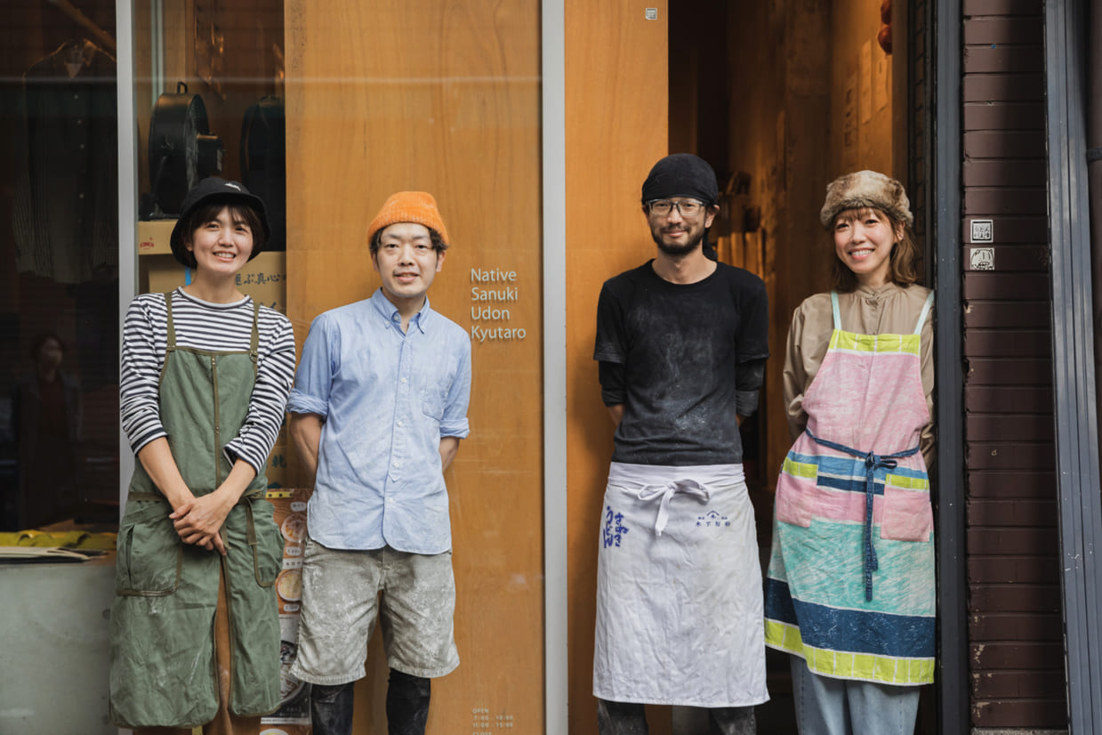 『Udon Kyutaro』の店主と奥さま、スタッフ