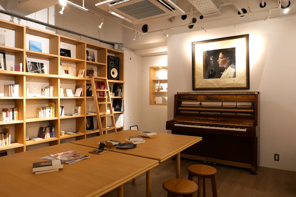 京都『ミチカケ COFFEE ANCO MUSIC』店内のアップライトピアノの名機「YAMAHA U7 (1965年製)」と「JBL 4312A(1982年製)」