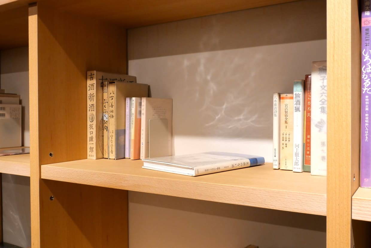京都『ミチカケ COFFEE ANCO MUSIC』店内の本棚に並ぶ古書