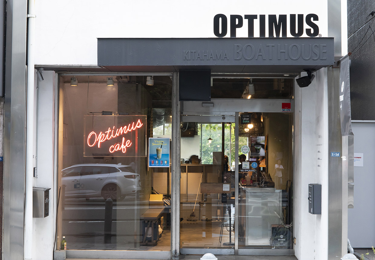 The exterior of Optimus Cafe in Kitahama Terrace seating affords pleasant views of the Okawa River and the greenery of Nakanoshima.