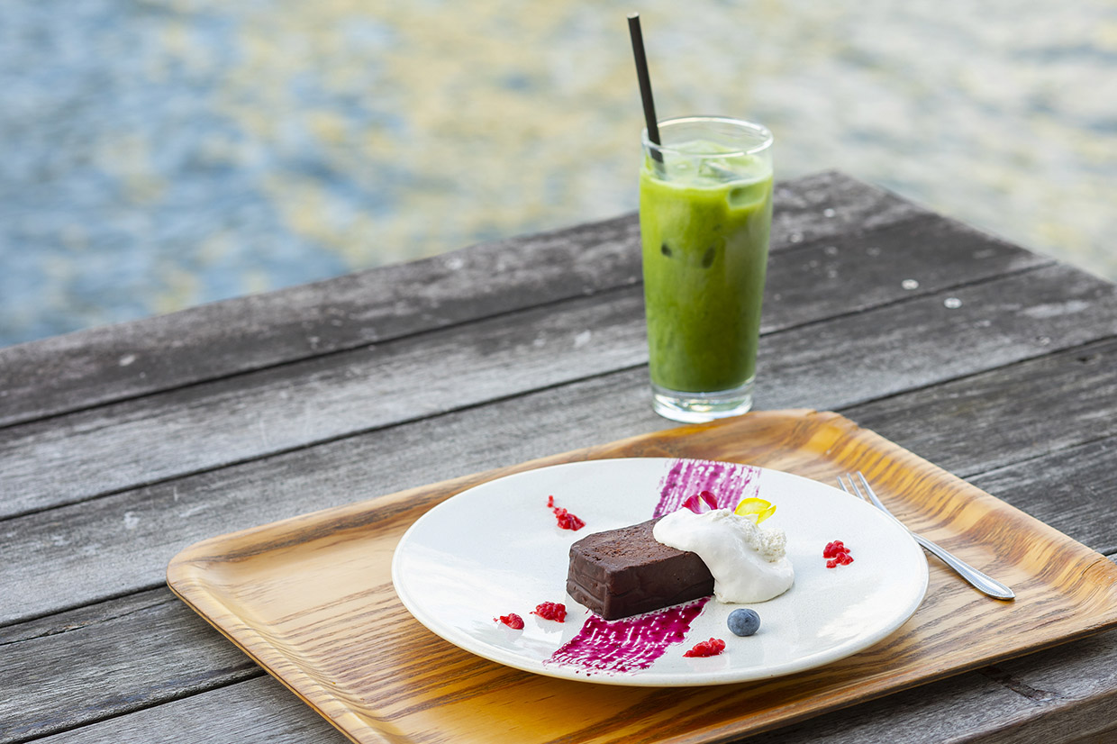 Gâteau au chocolat, soy milk, matcha green tea