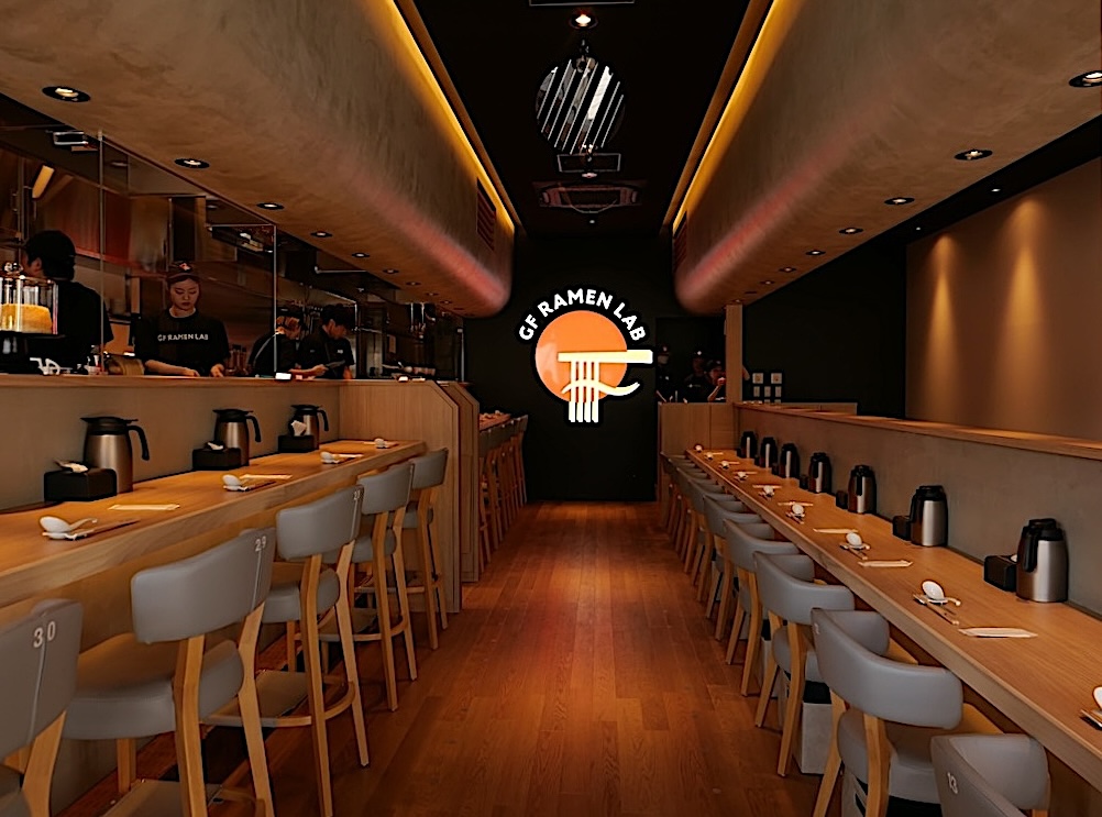 『GF RAMEN LAB』店内、テーブル席