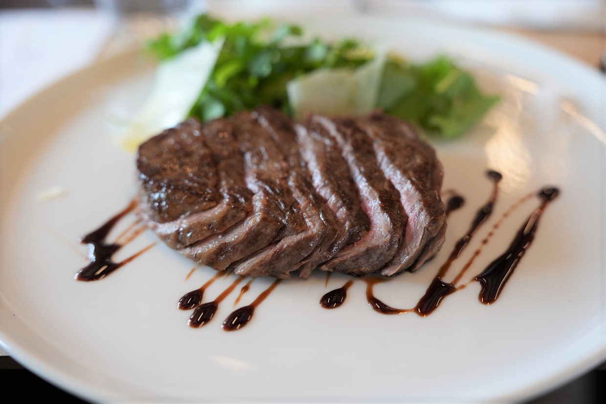 「イタリアパビリオン」EATALY、黒毛牛肉のタリアータ