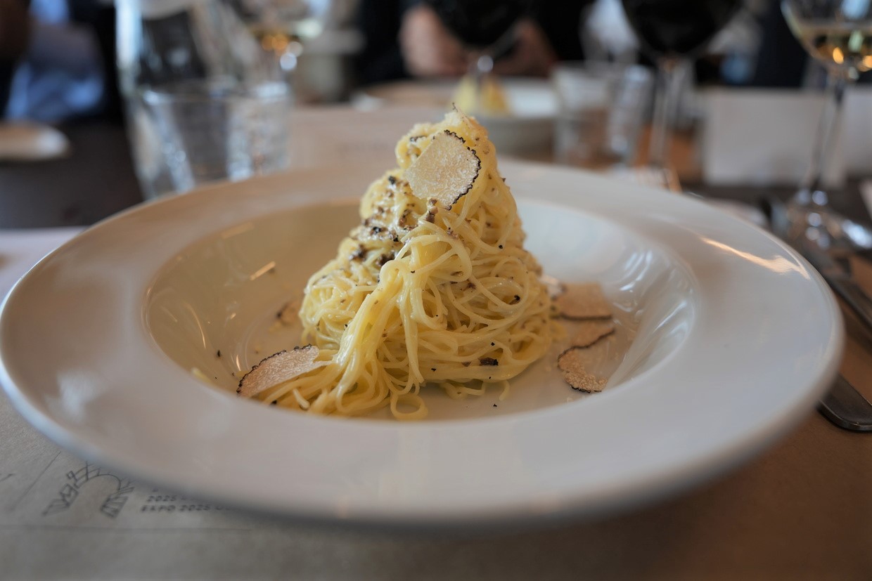 「イタリアパビリオン」EATALY、カンポフィーネのIGPマケロンチーニの黒トリュフ添え