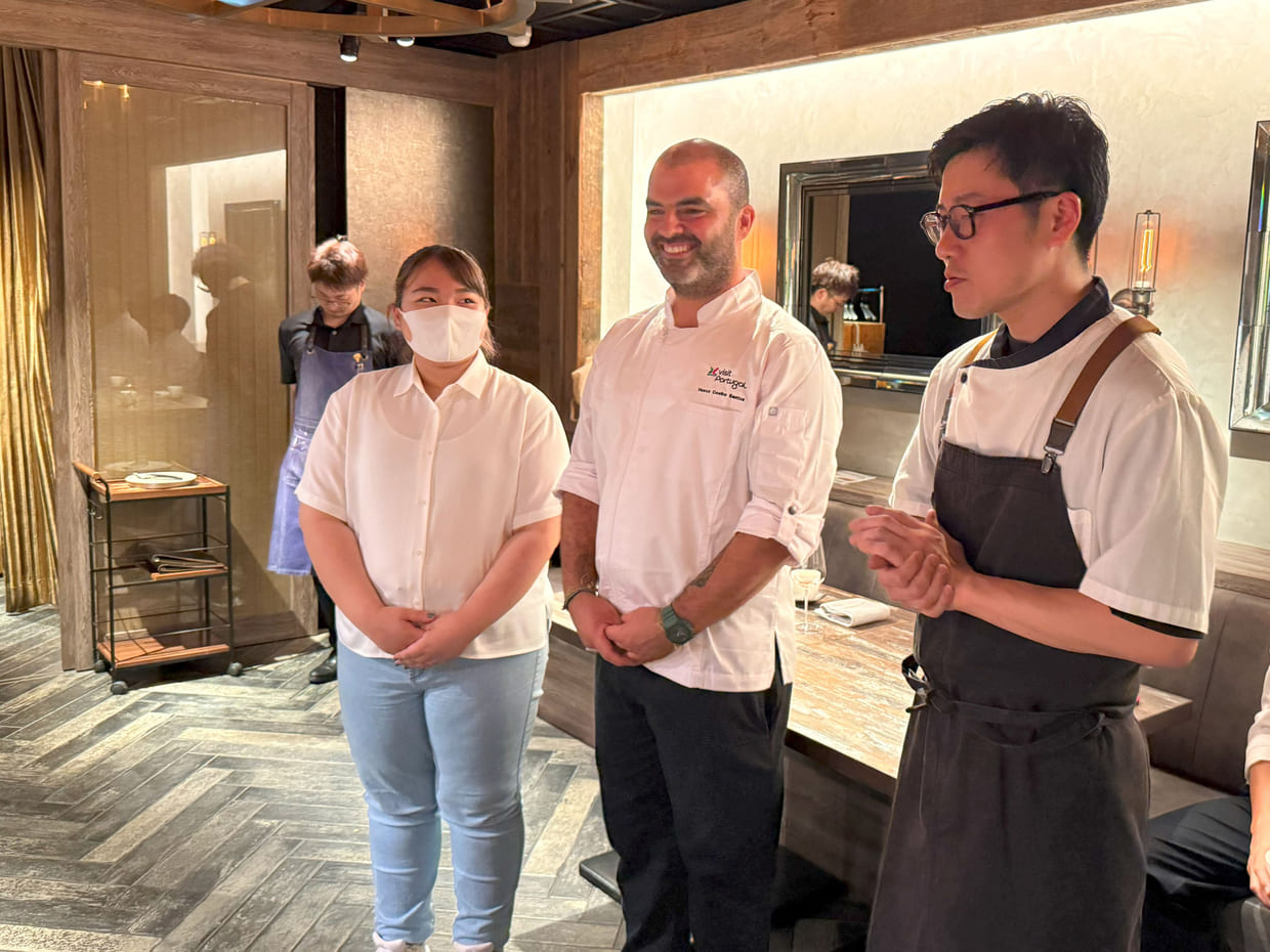 ヴァスコ・コエーリョ・サントス氏（中央）と藤田裕二氏（右）。