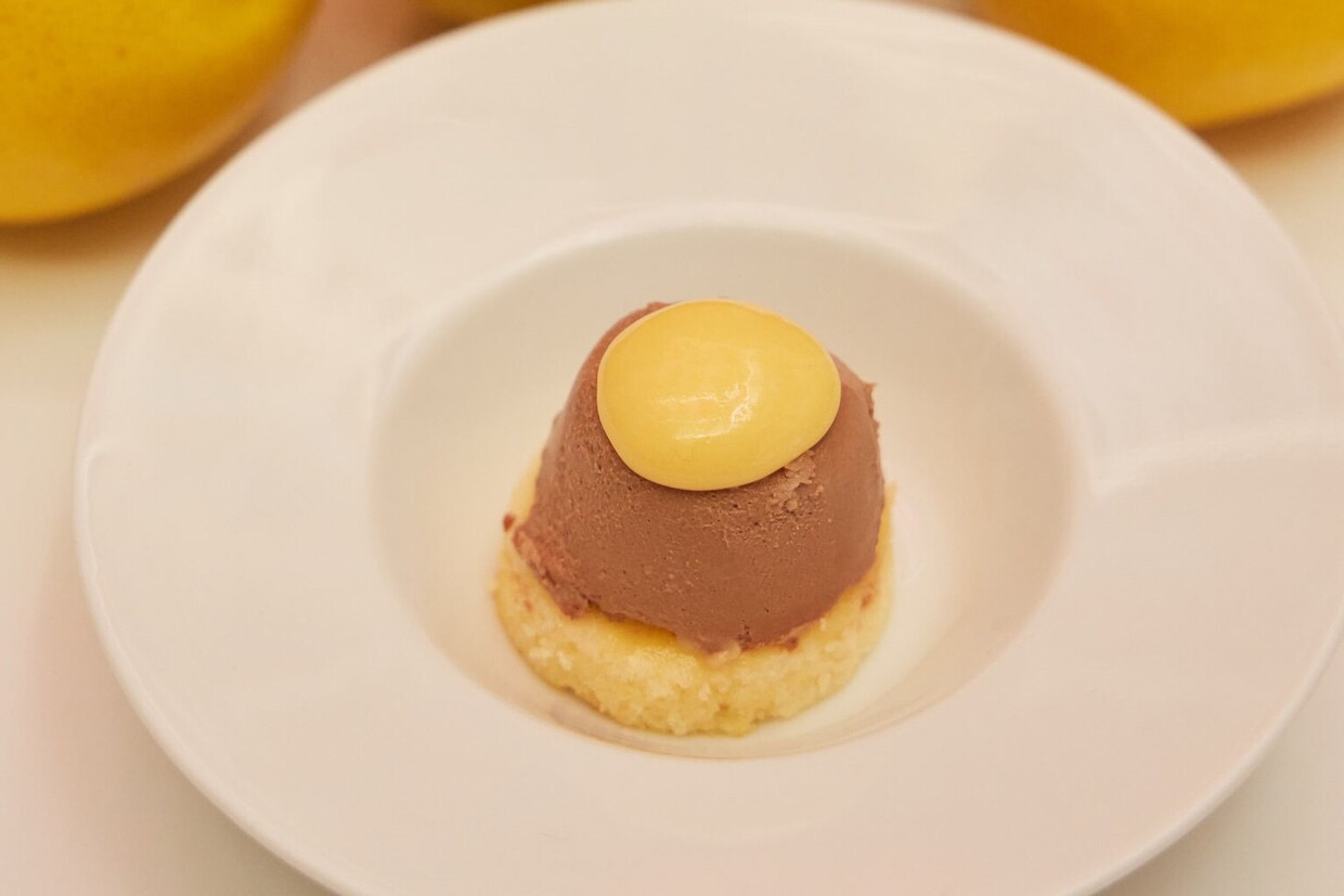 「チリパビリオン」にてチリ産レモンとチョコレートのムース仕立て
