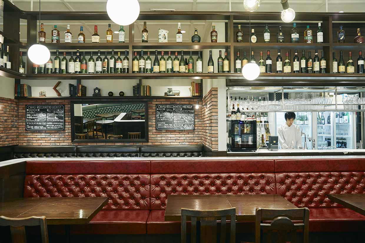 『美食酒場 CRAU』の店内
