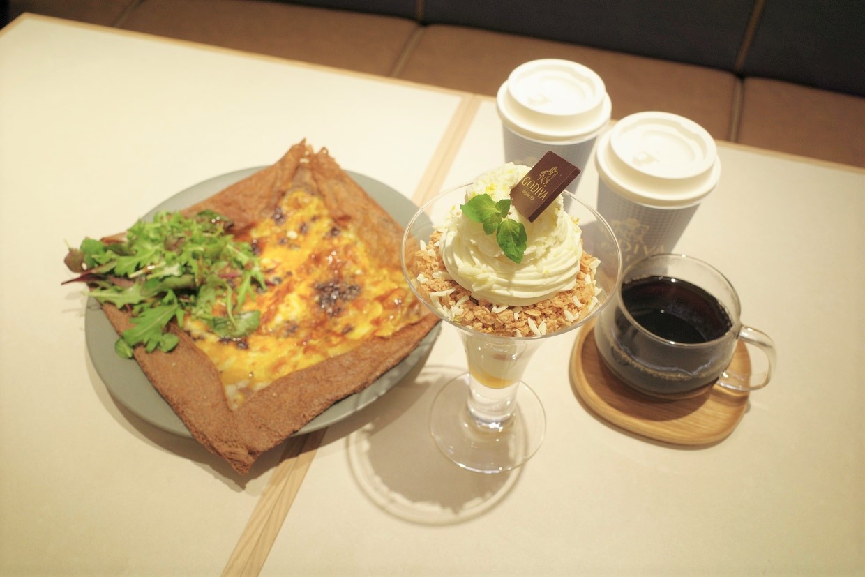 『ゴディバカフェ ディアモール大阪』ガレット、パフェ