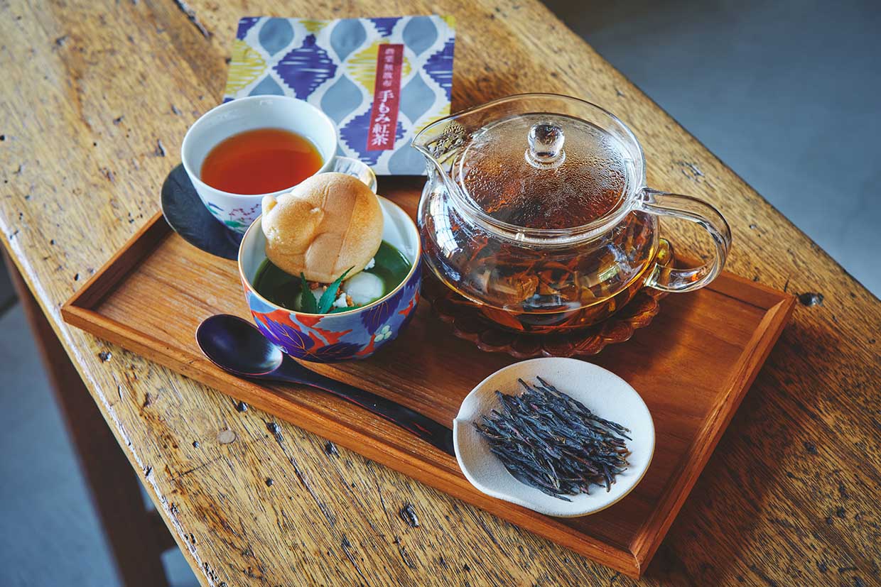 『界 遠州』の「和紅茶手揉み体験」試食イメージ