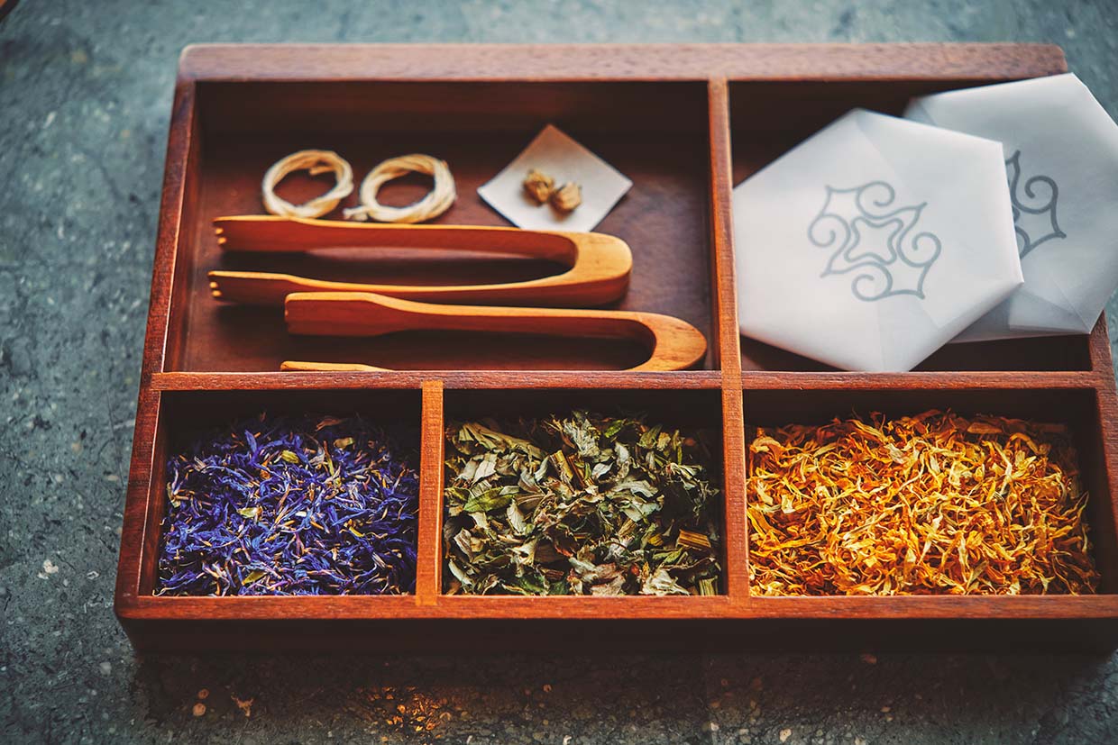 『界 ポロト』のイケマと花香の魔除けづくり