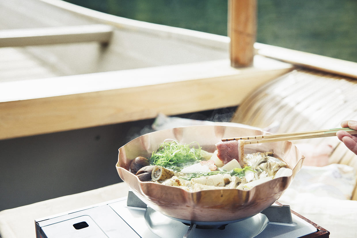 屋形舟「翡翠」で鴨の朝鍋の調理中