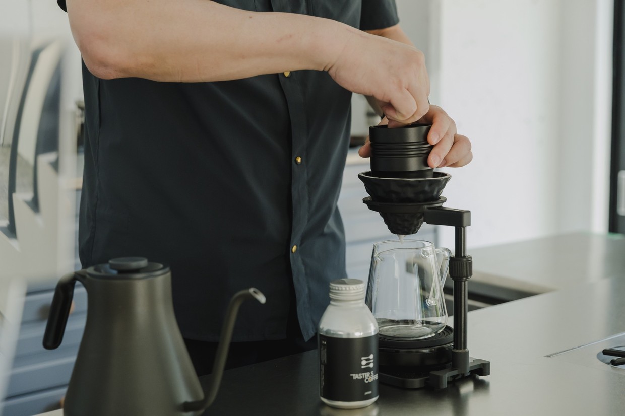 『TASTER'S COFFEE』のコーヒー淹れるところ