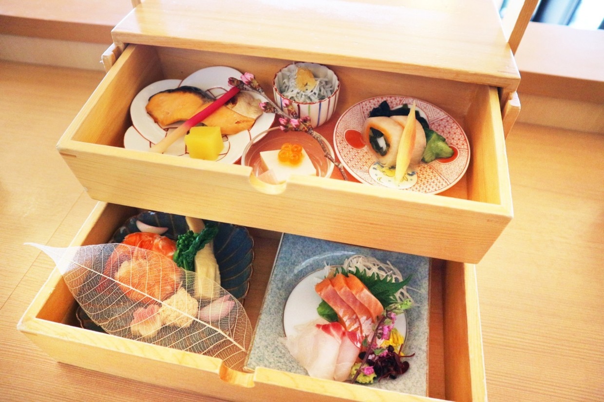 『青の舎』の「桜鯛と淡路島サクラマスの春御膳」