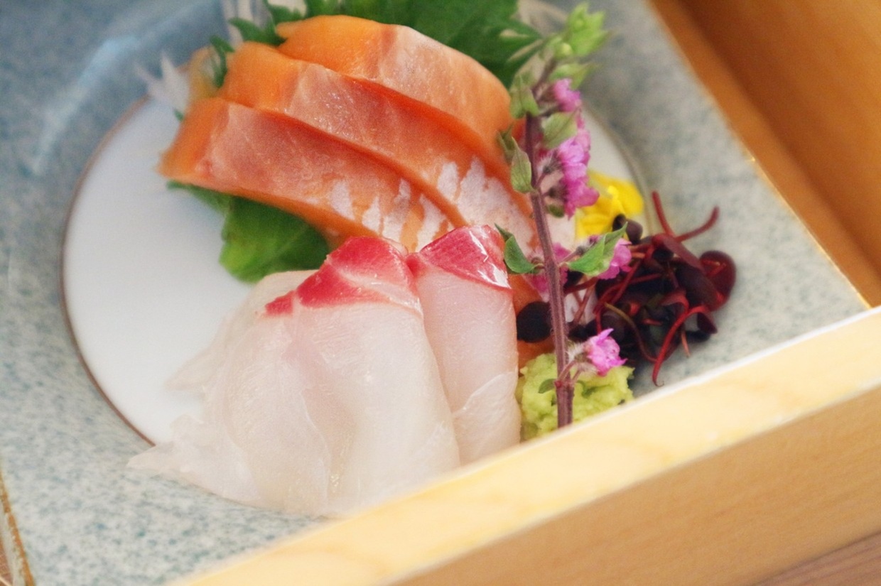 『青の舎』の「桜鯛と淡路島サクラマスの春御膳」