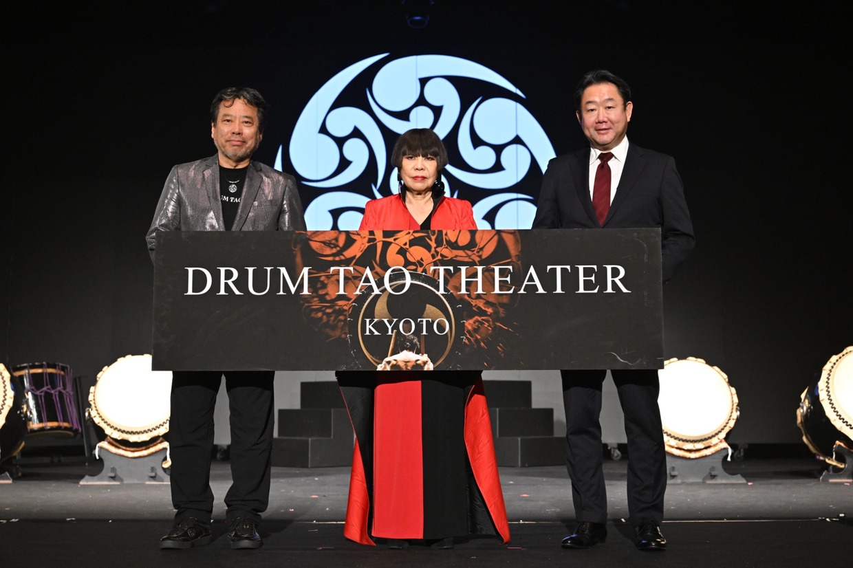 ドラムタオメディア発表会「DRUM TAO」代表・演出家の藤高郁夫氏（右）、コシノジュンコ氏（中）、事業主体である野村不動産コマース代表の鵜沼孝之氏
