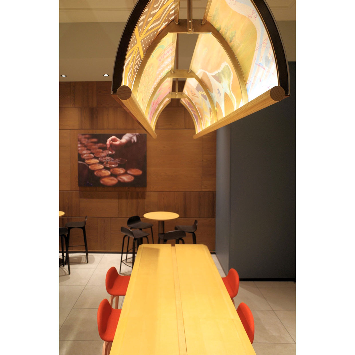 『スターバックス リザーブ® カフェ 心斎橋パルコ地下1階店』中央のテーブルカウンター