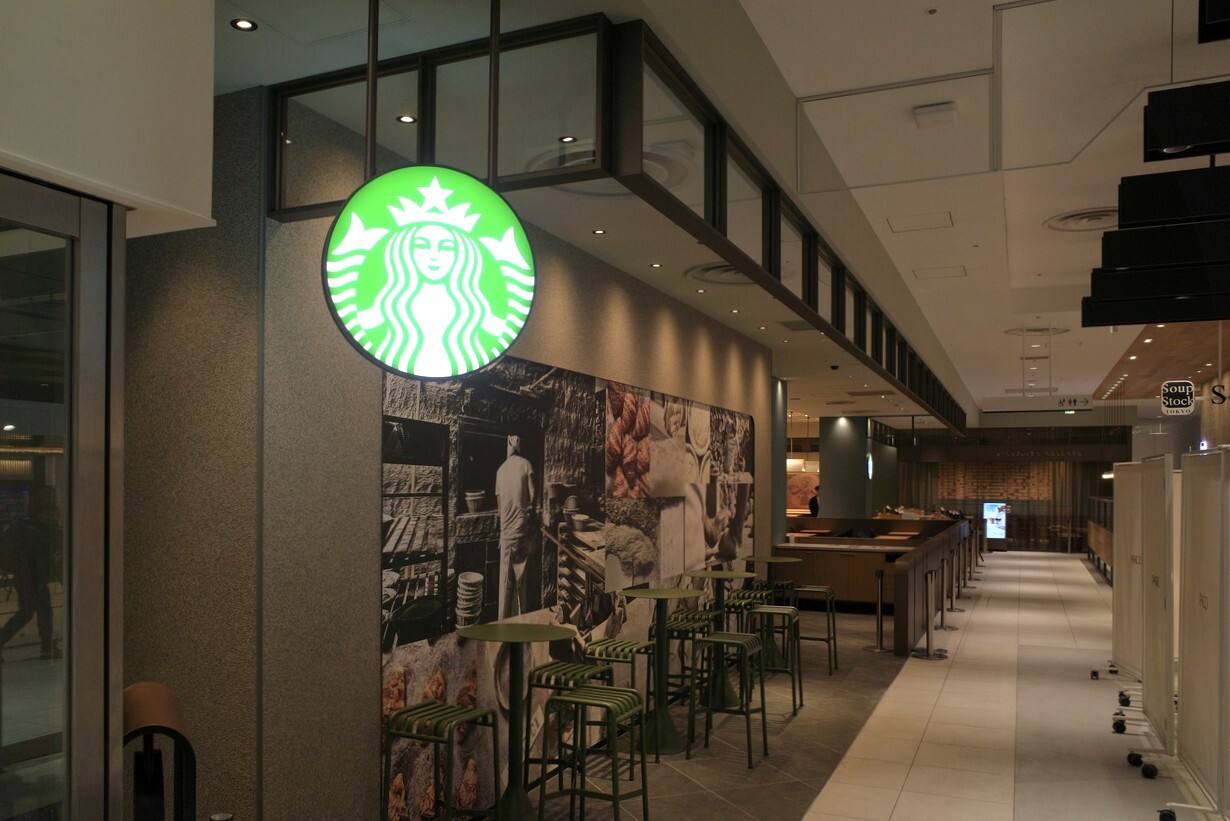 『スターバックス リザーブ® カフェ 心斎橋パルコ地下1階店』PARCOエントランス付近の席