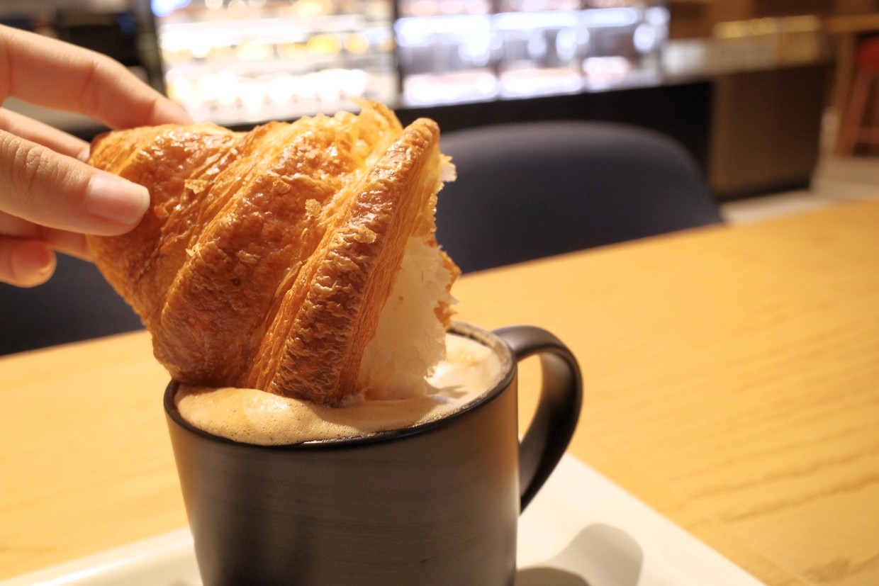 『スターバックス リザーブ® カフェ 心斎橋パルコ地下1階店』コルネッティとラテ