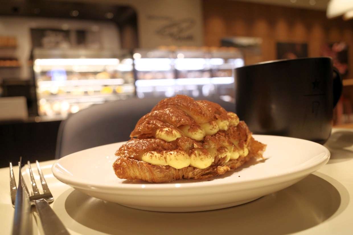 『スターバックス リザーブ® カフェ 心斎橋パルコ地下1階店』コルネッティ ティラミスとトゥデイズ コーヒー