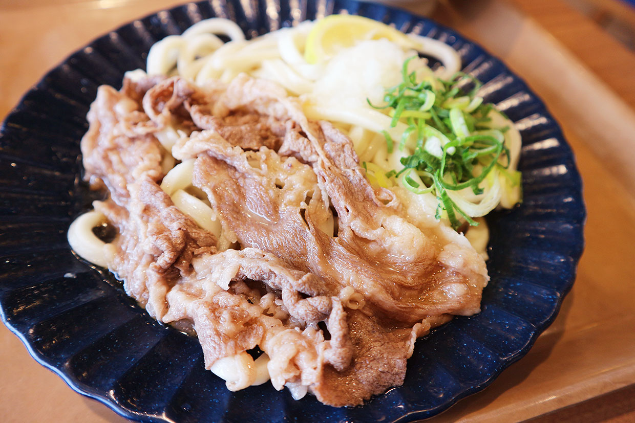 四国水族館『キッチンせとうち』のオリーブ牛ぶっかけ讃岐うどん