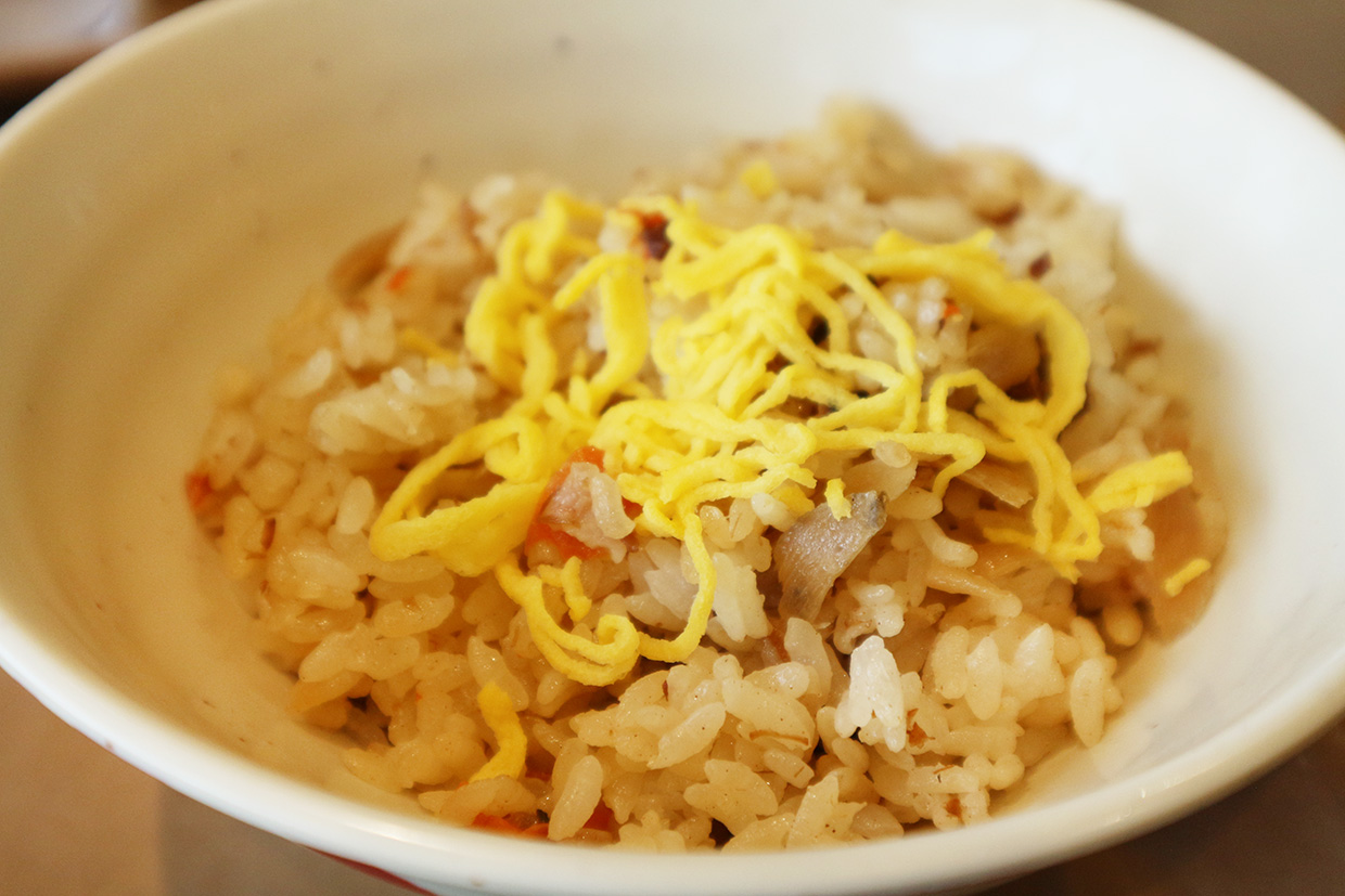 四国水族館『キッチンせとうち』のオリーブ牛ぶっかけ讃岐うどんにつける鶏飯