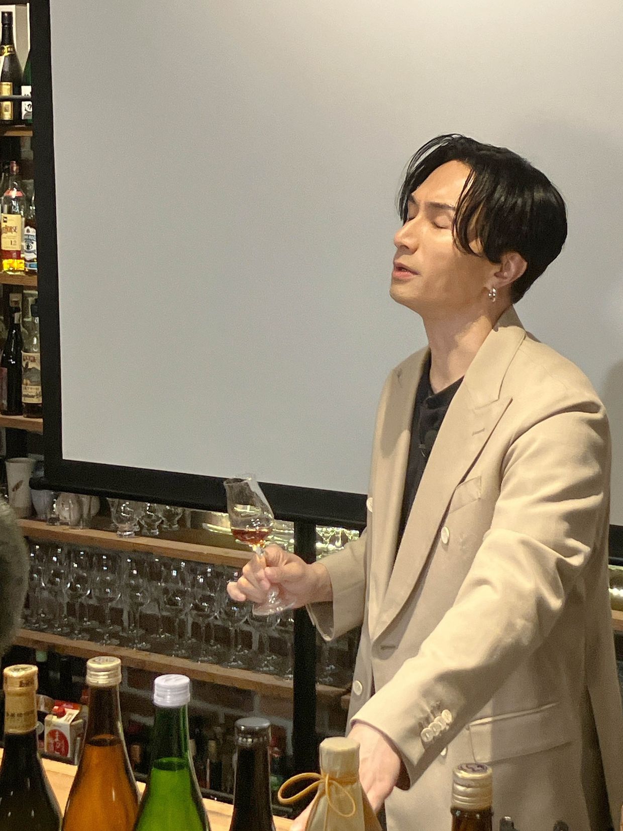 IWC2026「SAKE部門」ひろしまアンバサダーのEXILE橘ケンチさんテイスティング