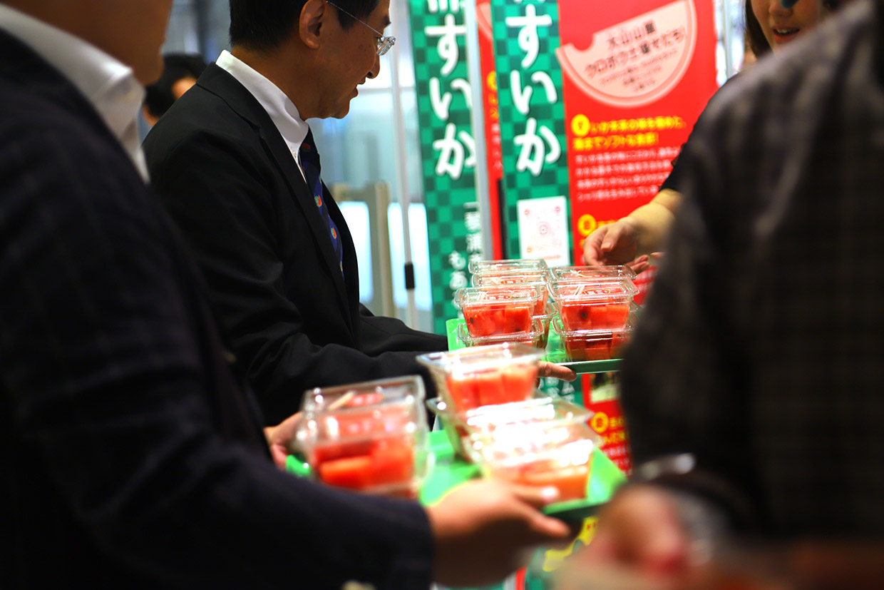 鳥取すいかの無料振る舞いの様子