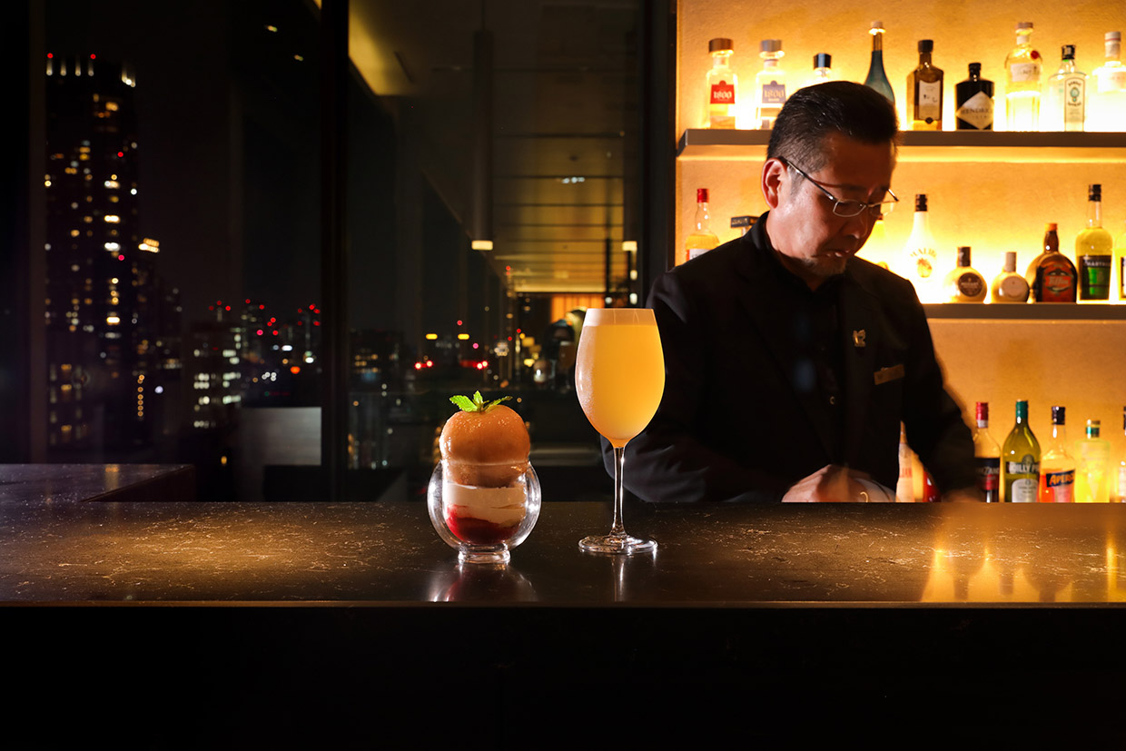『THE BAR』の「季節のパフェ」と「K.I.X」