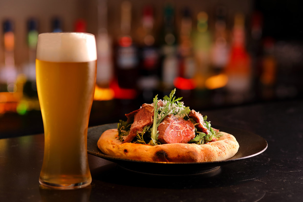 『THE BAR』の「仔羊、春菊、ペコリーノチーズのピザ」と「ORIGINAL」