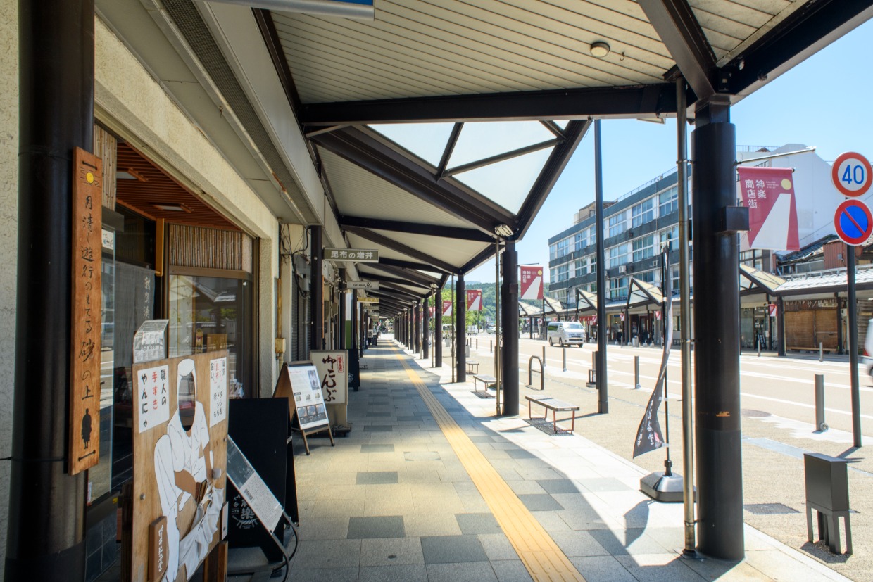 氣比神宮門前の神楽通り商店街