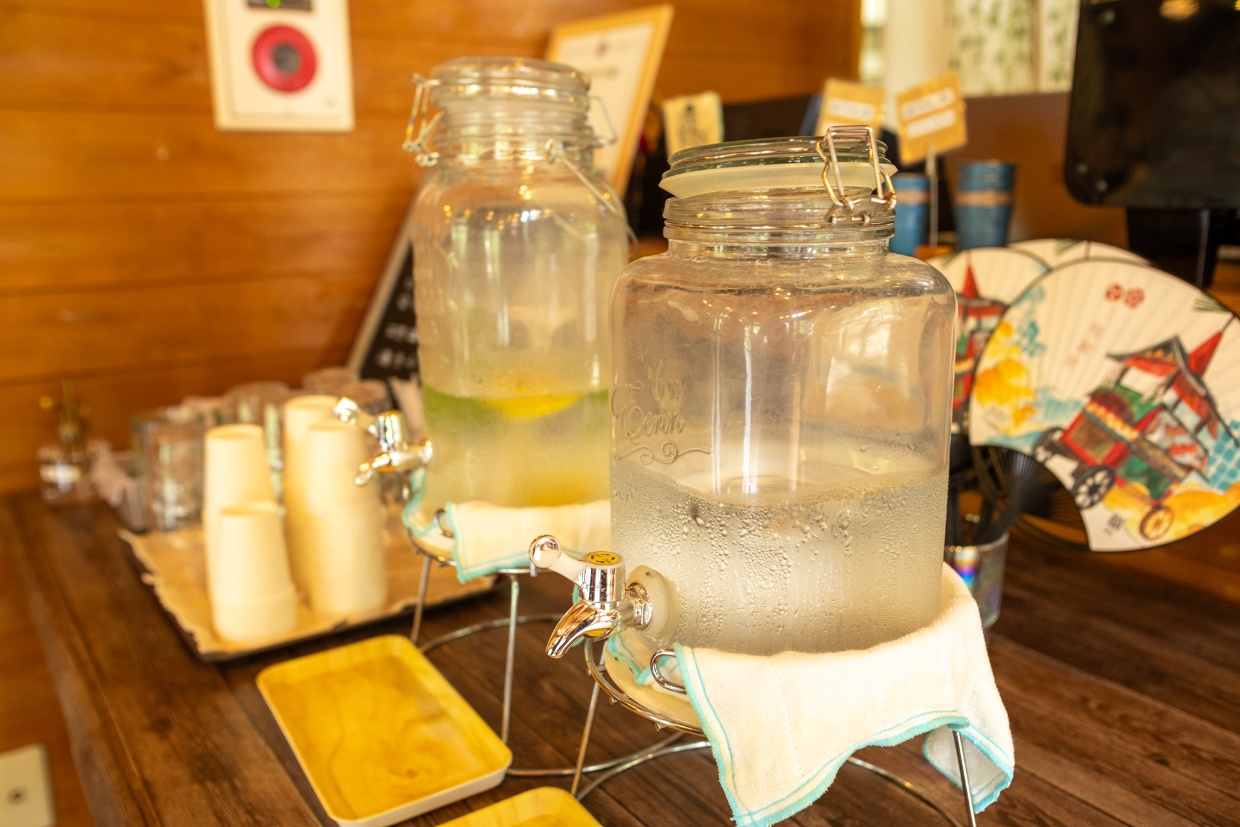 喫茶『ホラ！あな』の水
