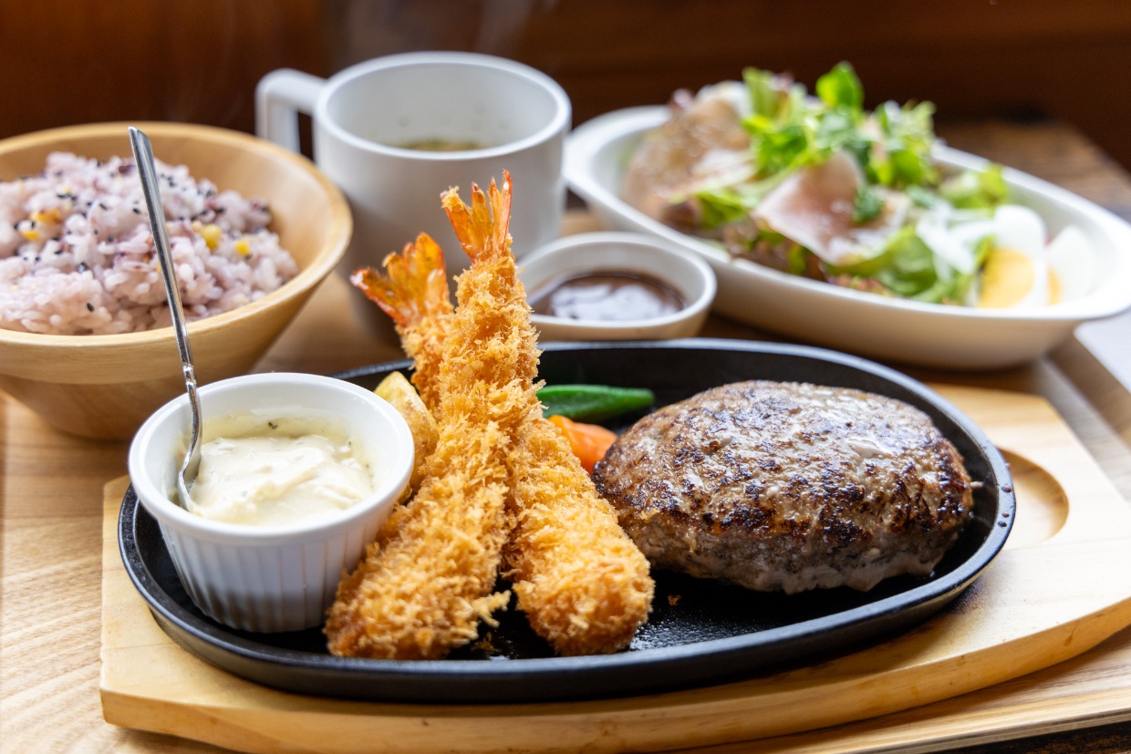 喫茶『ホラ！あな』の鹿猪肉合挽ハンバーグ