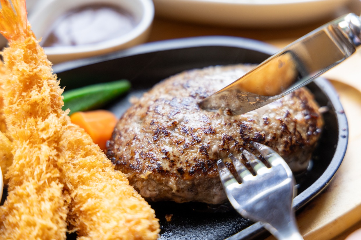 喫茶『ホラ！あな』の鹿猪肉合挽ハンバーグ